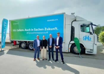 The HOYER Group and H2 MOBILITY are celebrating their new contract for supplying hydrogen. Image: HOYER Group.