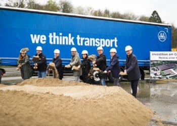 Achim Kotz (3rd from left) held the symbolic groundbreaking ceremony together with representatives of the developer, the architectural firm and the mayor of the city of Wiehl, Ulrich Stücker (right). Image: BPW Bergische Achsen.