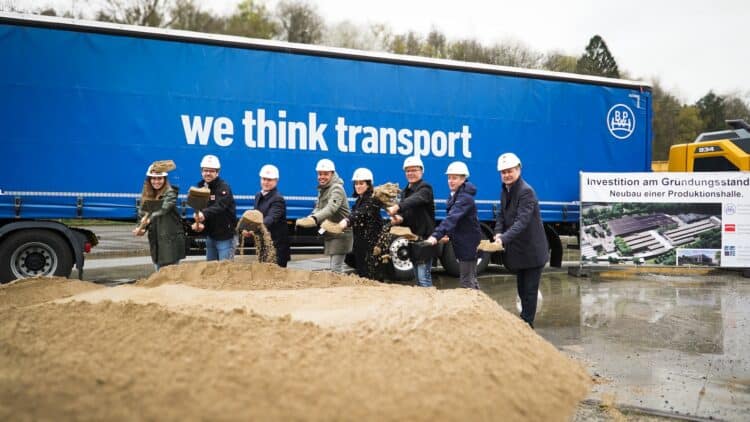 Achim Kotz (3rd from left) held the symbolic groundbreaking ceremony together with representatives of the developer, the architectural firm and the mayor of the city of Wiehl, Ulrich Stücker (right). Image: BPW Bergische Achsen.