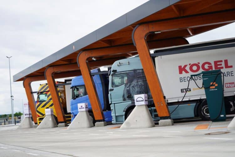 E-Trucks being charged at Kögel Trailer's headquarters in Bavaria. Image: Truck & Trailer Welt.
