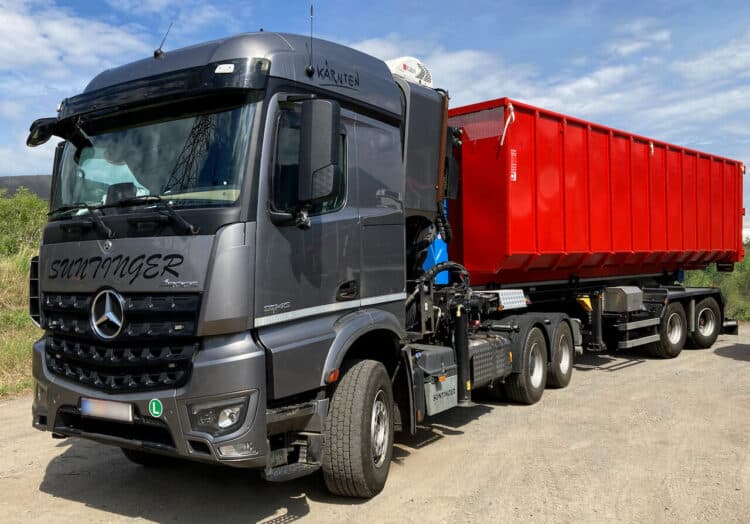 A two-axle roll-off tipper with forced-steering axles with drum brakes from SAF-Holland and the electro-hydraulic VSE Advanced Steering system. Image: SAF-Holland.